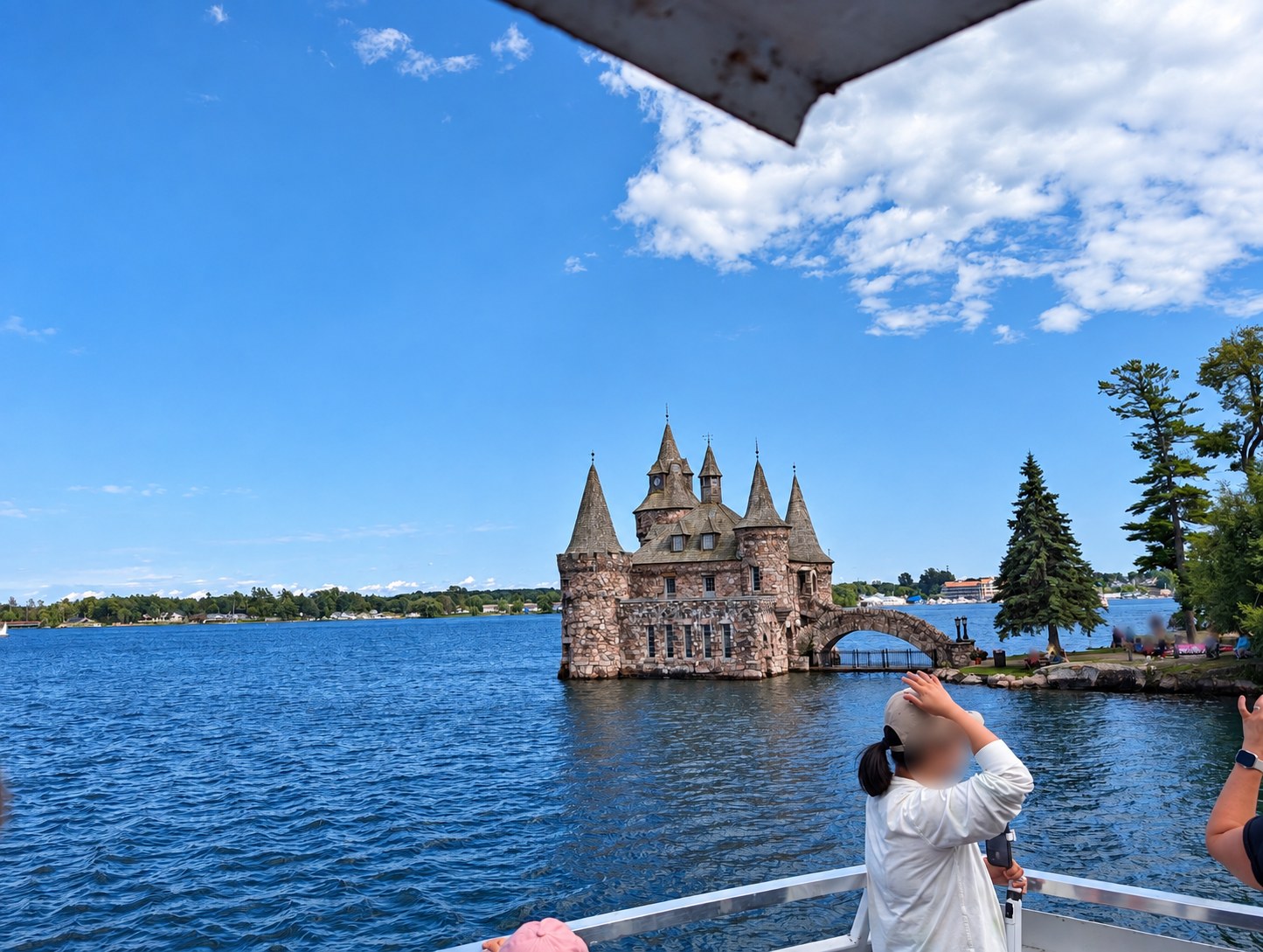 Secteur de Boldt Castle photographié depuis le bateau des Mille-Îles, visages floutés