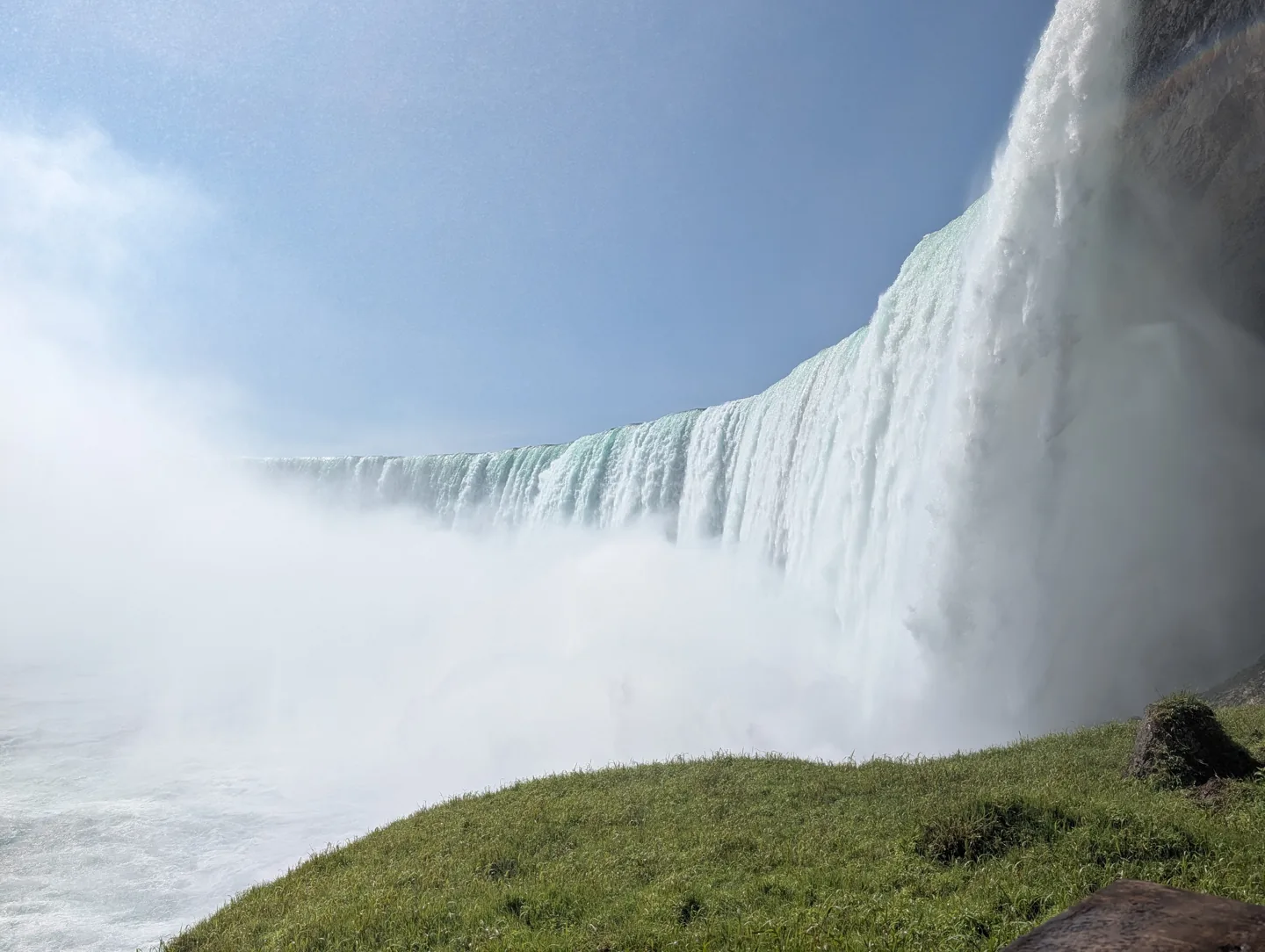 La plateforme de Journey Behind the Falls et le rideau d’eau de Horseshoe Falls