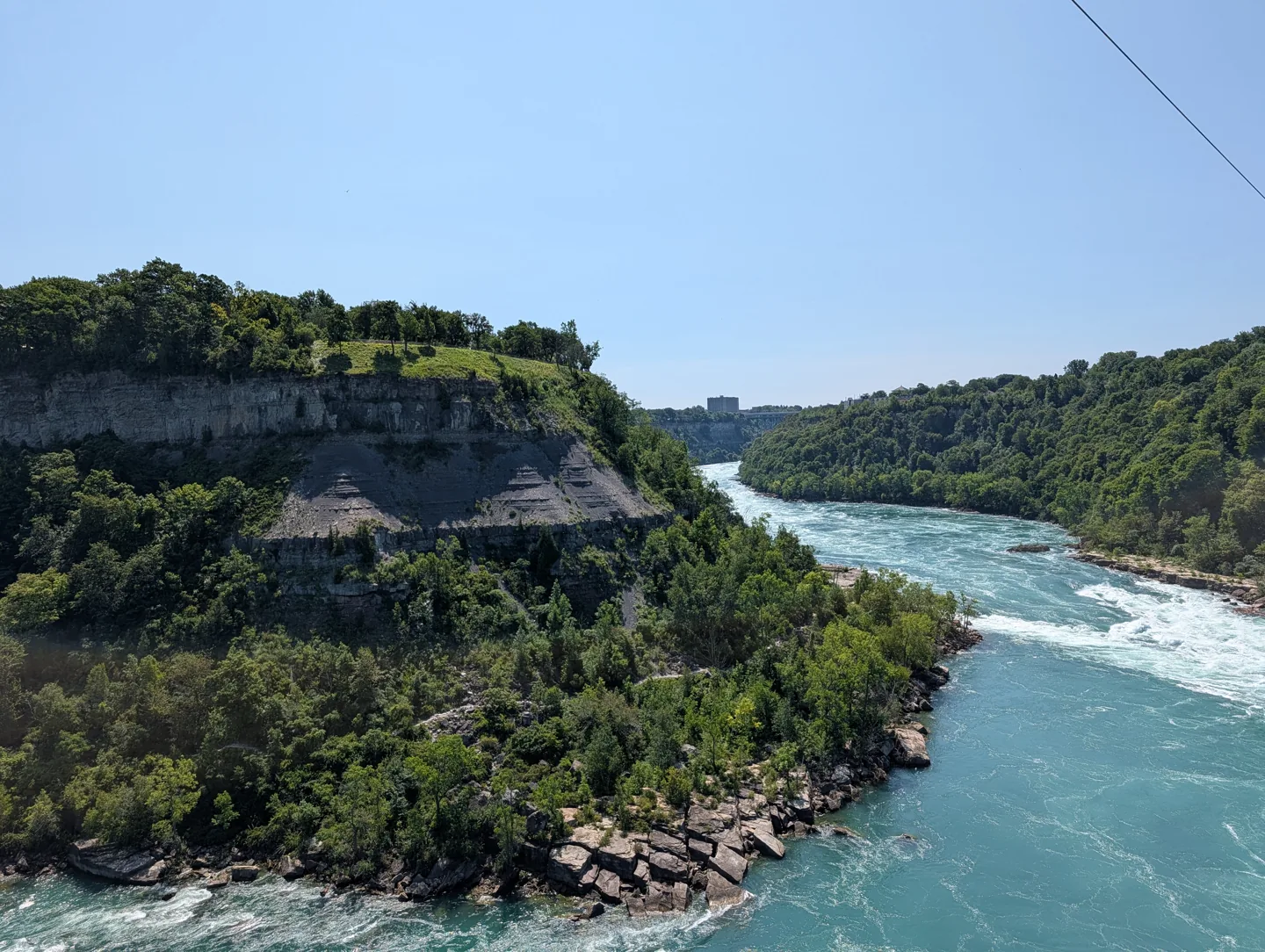 Le Whirlpool et les rives boisées de la rivière Niagara